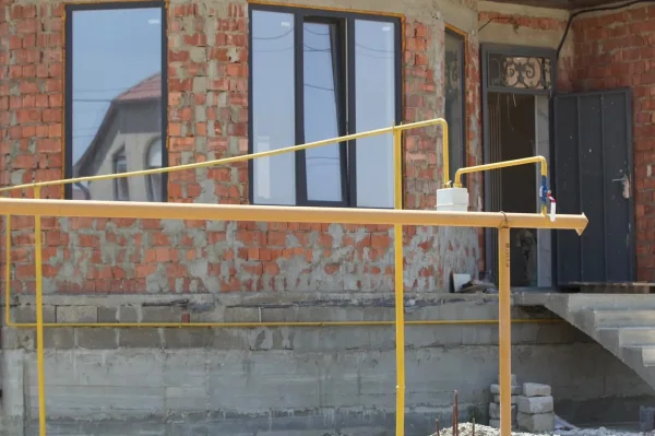 Газовики Дагестана помогли многодетному отцу обустроить дом для сына