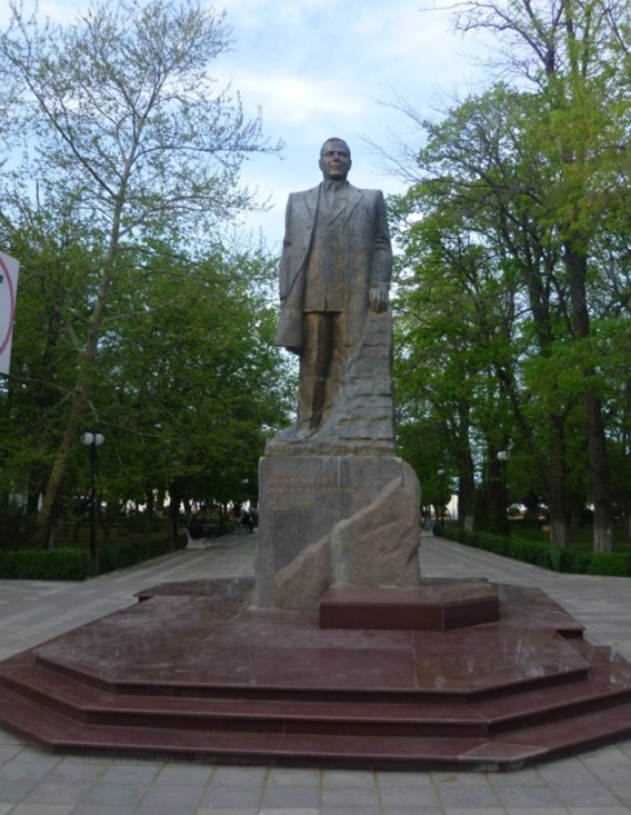 «Тяжеловесная масса вместо искусства» – эксперт раскритиковал современные памятники Махачкалы — фото 4