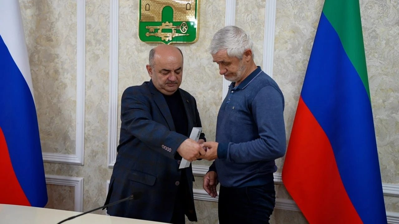 Семье погибшего участника СВО Ибрагима Гамзатова передали орден Мужества