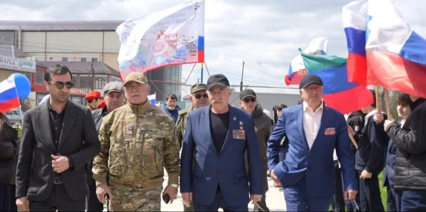 В Хасавюрте прошла встреча участников автопробега у мемориала «Танк Э. Б. Джумагулову»