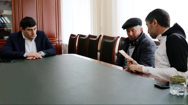 Семье погибшей в селе Кирки Кайтагского района во время наводнения передали помощь