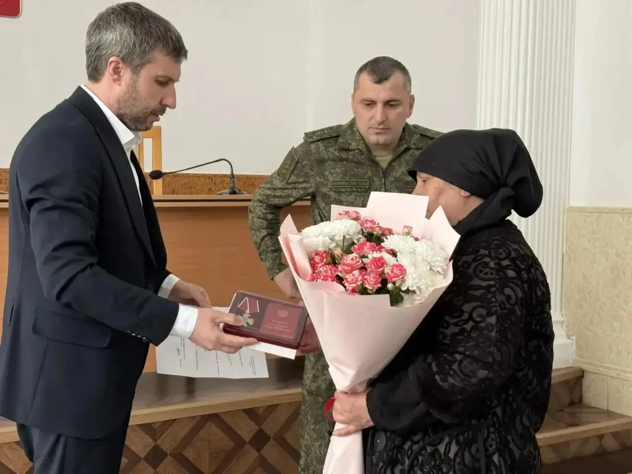 Глава Тарумовского района вручил ордена Мужества родителям погибших участников СВО