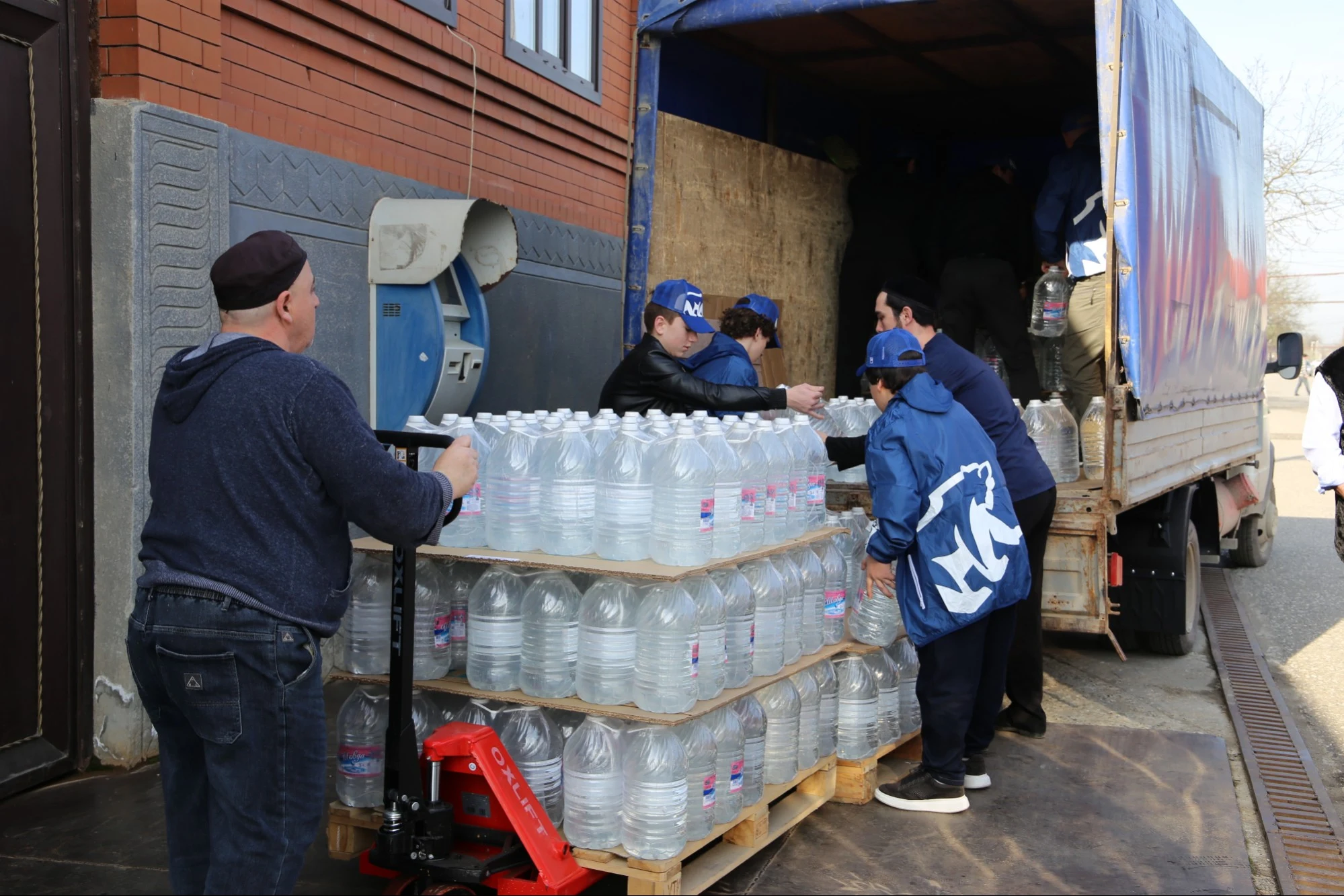 Чеченское отделение «Единой России» направило четыре тонны питьевой воды пострадавшим от паводков в Дагестане