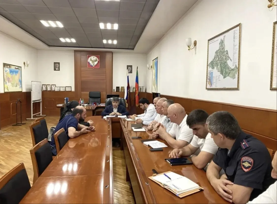 Руководство Табасаранского района рассмотрело обращение селян по вопросам ЖКХ и состояния дорог