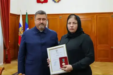 Фёдор Щукин вручил вдове Героя России Муслима Муслимова орден Мужества и высшую награду Дагестана