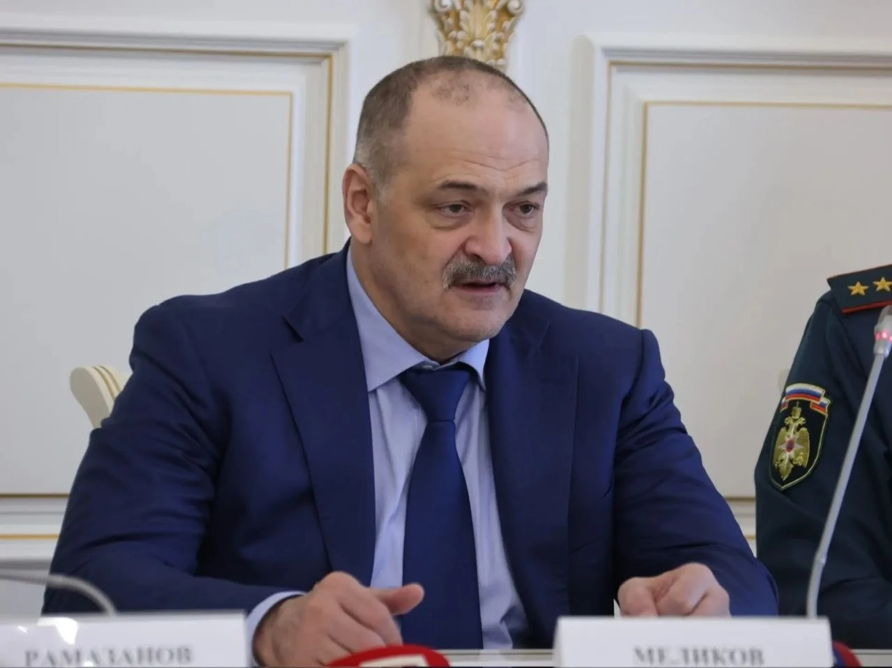 Власти Дагестана выплатят по одному миллиону рублей семьям погибших в снежных завалах женщины и пограничника