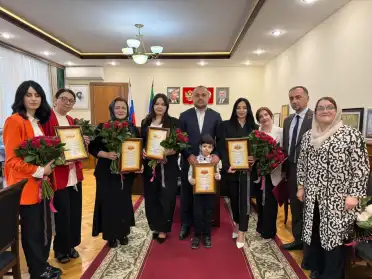 Глава Буйнакска вручил благодарственные письма педагогам за вклад в патриотическое воспитание молодёжи