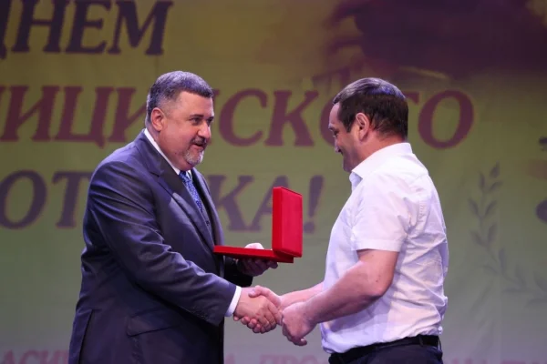 Федор Щукин вручил награды медработникам в преддверии профессионального праздника