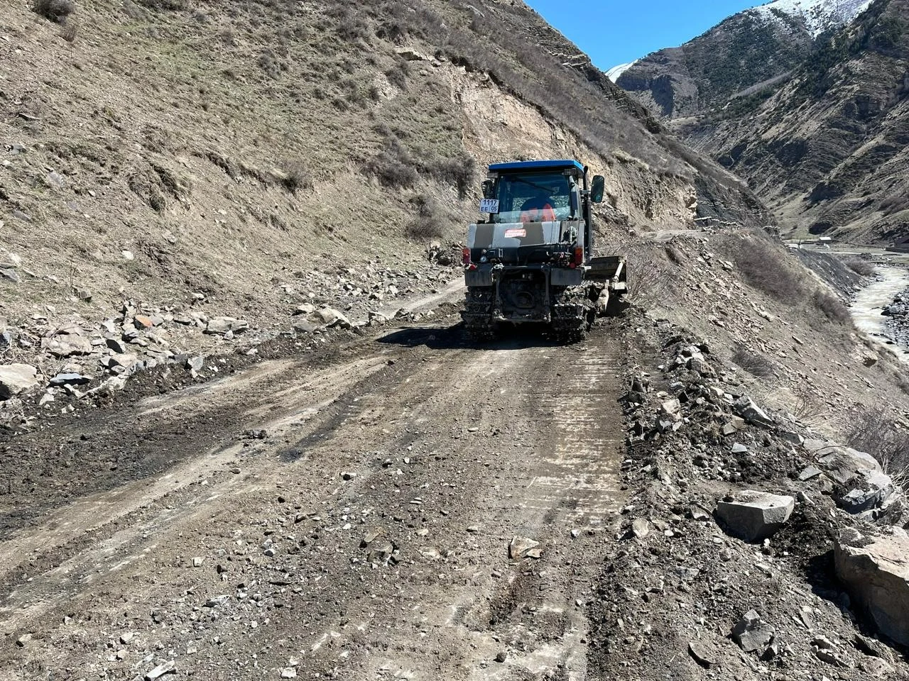 Дорожники восстанавливают транспортное сообщение с 14 высокогорными сёлами в Дагестане