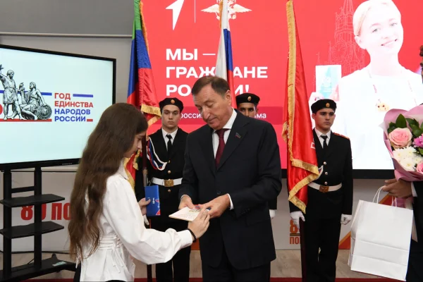 Заур Аскендеров вручил первые паспорта гражданина РФ 17 школьникам