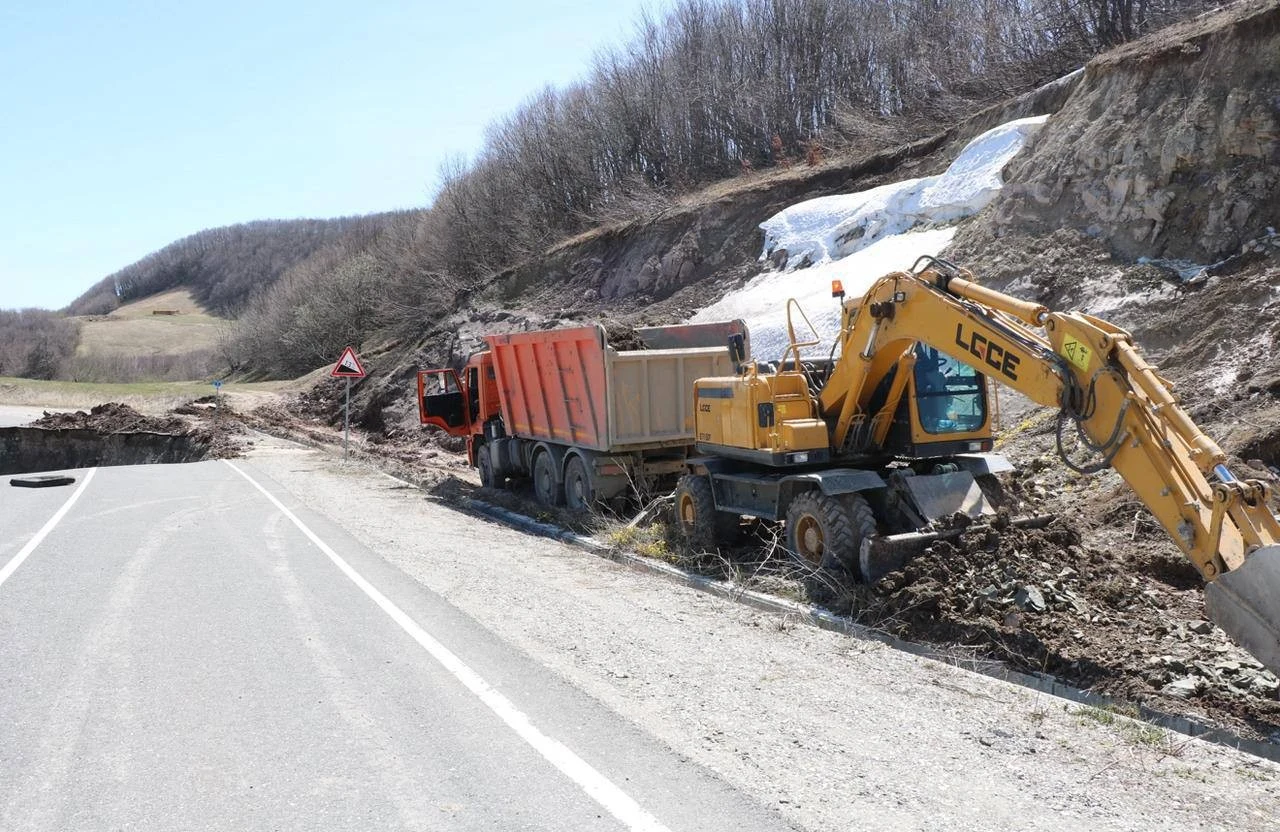 В Казбековском районе восстанавливают дорожную инфраструктуру после паводков