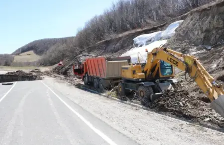 В Казбековском районе восстанавливают дорожную инфраструктуру после паводков