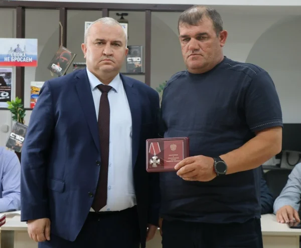 Глава Казбековского района передал госнаграды семьям погибших героев СВО