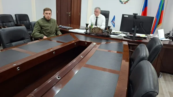 Глава Тляратинского района встретился с участником СВО Курбаном Магомедовым