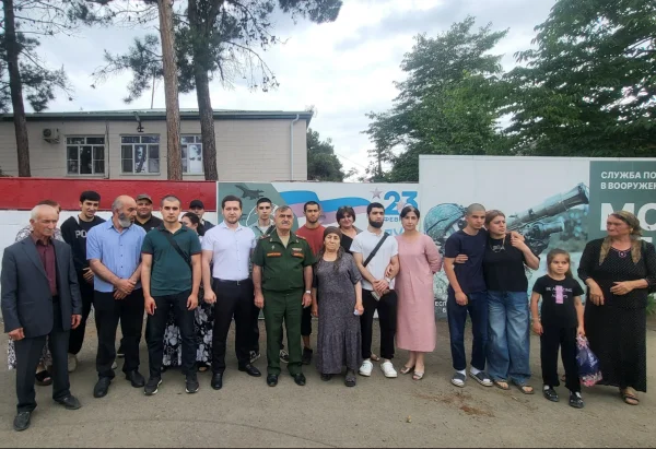 Сулейман-Стальский район проводил около 60 новобранцев на срочную военную службу