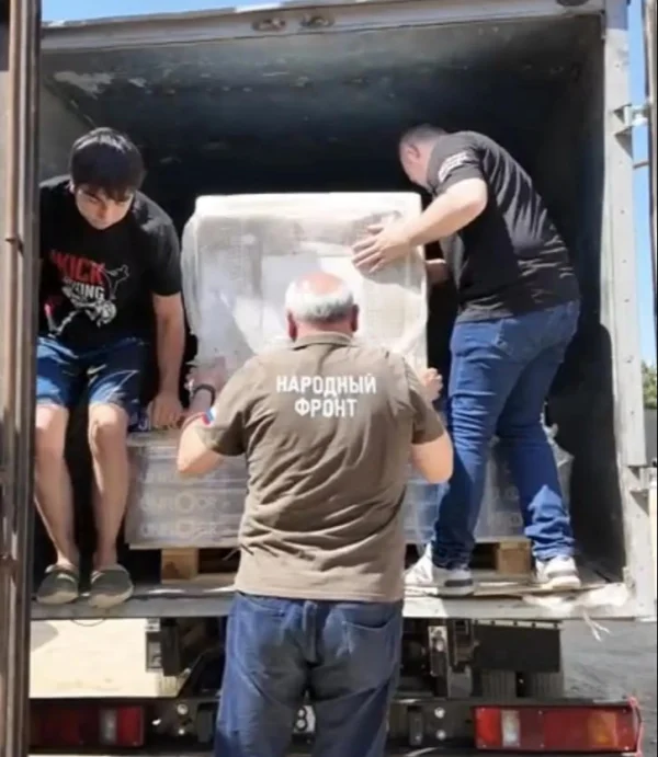 Семьи участников СВО в Махачкале, чье жилье пострадало от паводков, получили бытовую технику от «Народного фронта»