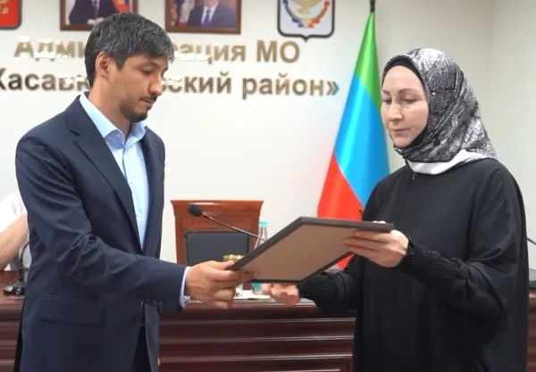 Минстрой Дагестана вручил сертификаты пострадавшим от паводков жителям Хасавюртовского района