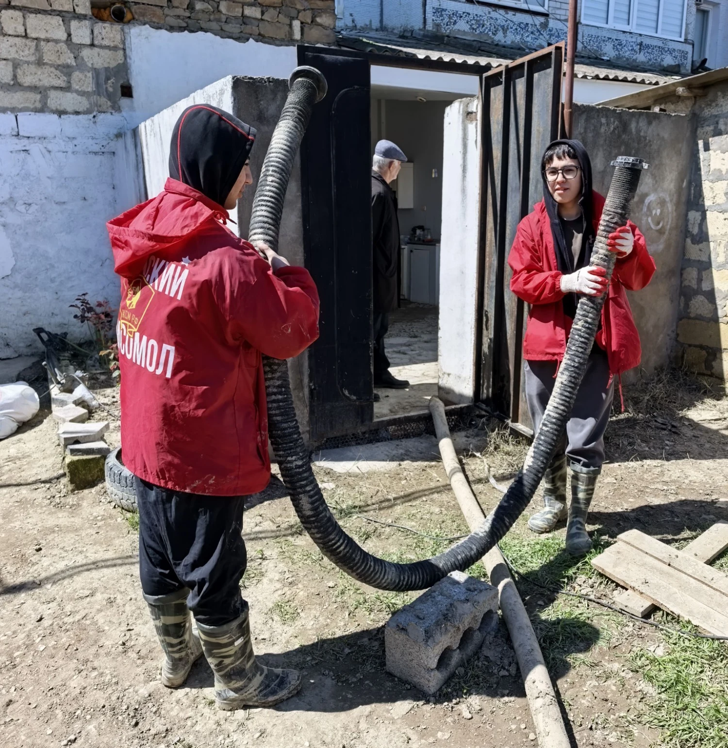 Отряды активистов КПРФ включились в ликвидацию последствий паводков в Мамедкале