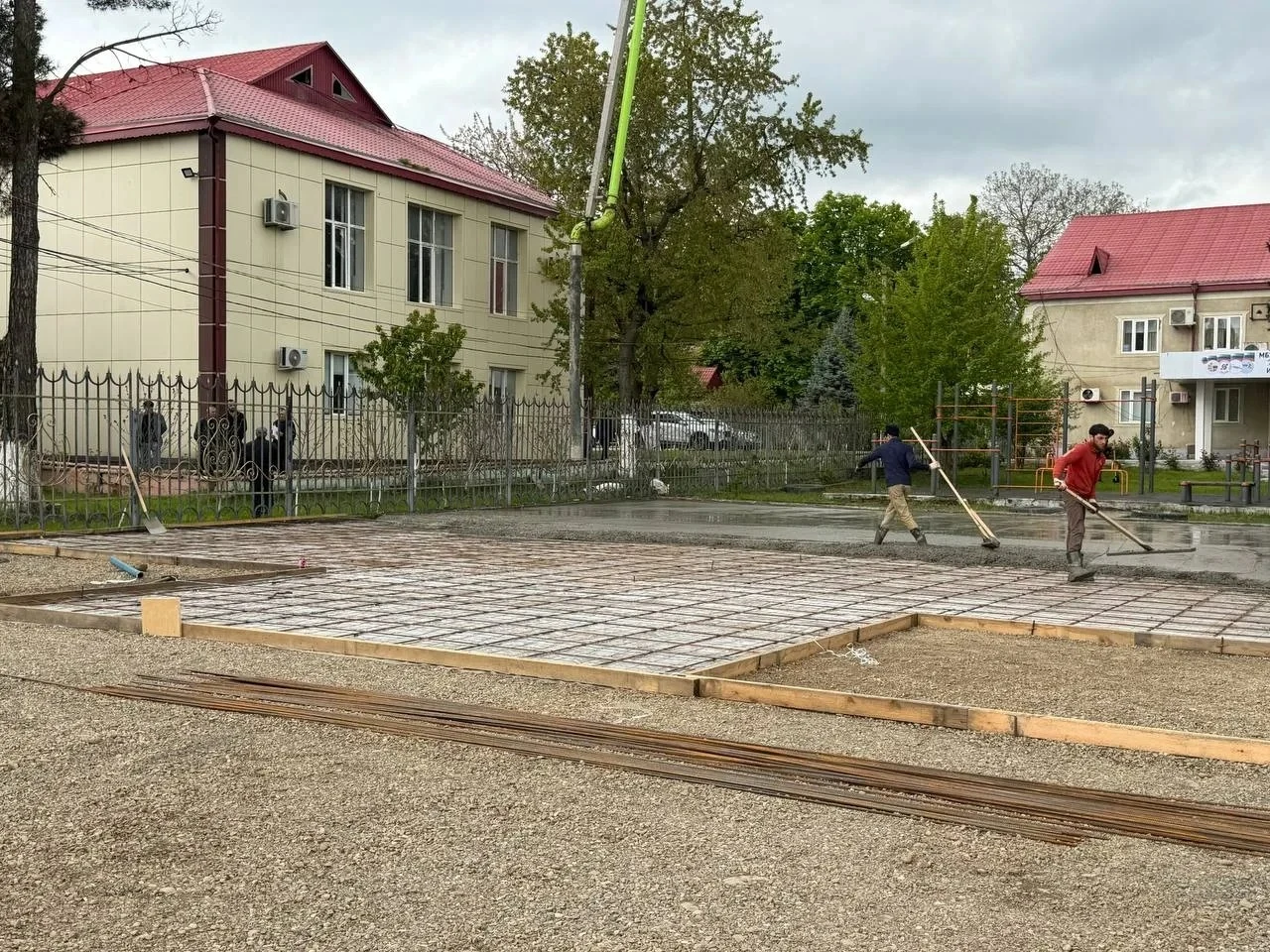 В Магарамкентском районе построят новую детскую игровую и спортивную площадку