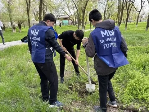 В Южно-Сухокумске в рамках акции «Сад Памяти» высадили 150 деревьев