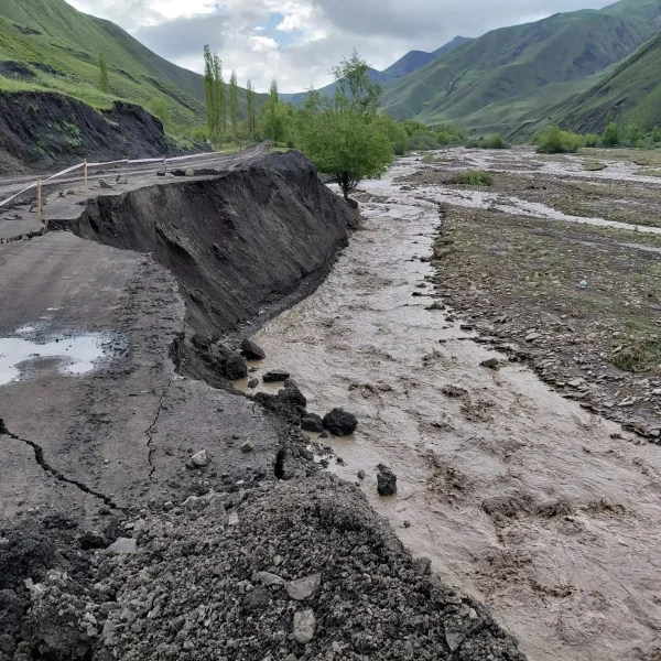 Из-за ливневых дождей в Курахском районе размыло два участка автодорог