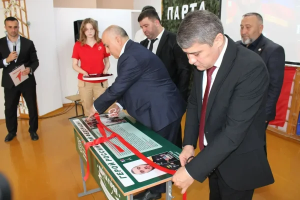 В селе Султанянгиюрт Кизилюртовского района открыли «Парту Героя» в память об участнике СВО Исе Абдулхалимове