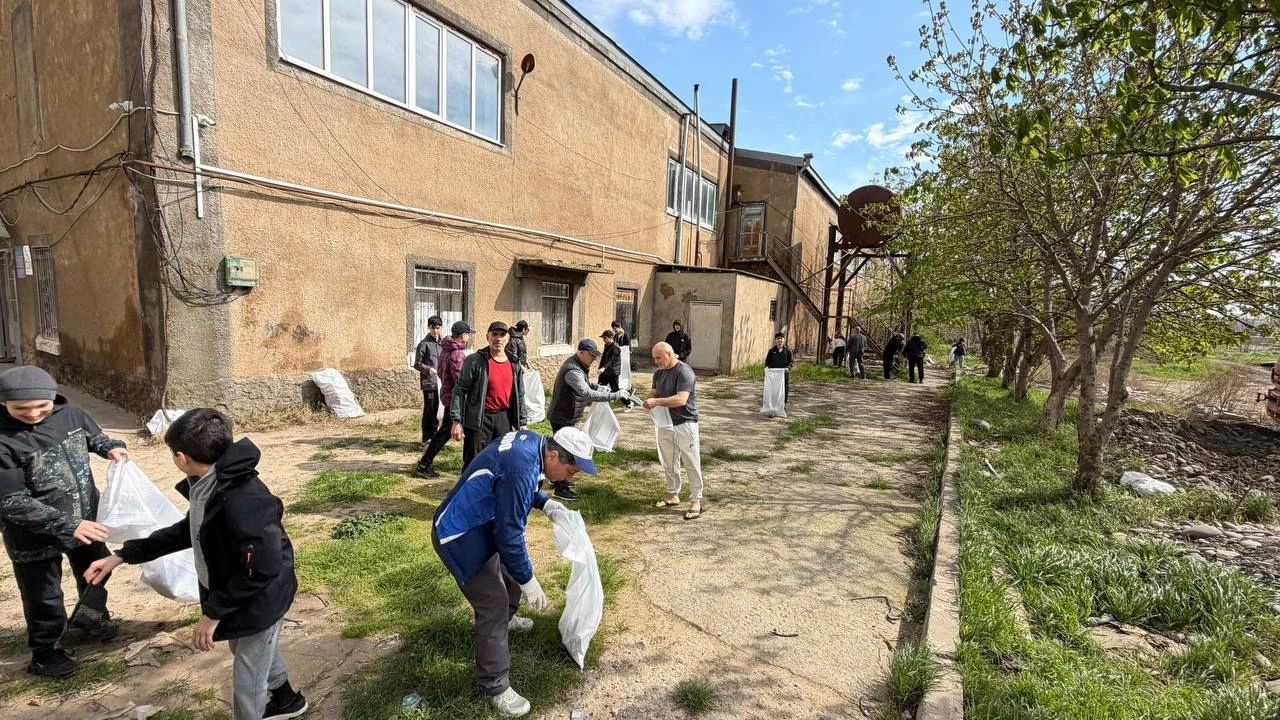 Более 4,5 тысяч дербентцев вышли на первый из трех запланированных общегородских субботников