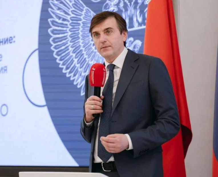 Директор дагестанской онлайн-школы «Дом Знаний» встретился с министром просвещения РФ
