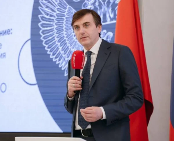 Директор дагестанской онлайн-школы «Дом Знаний» встретился с министром просвещения РФ