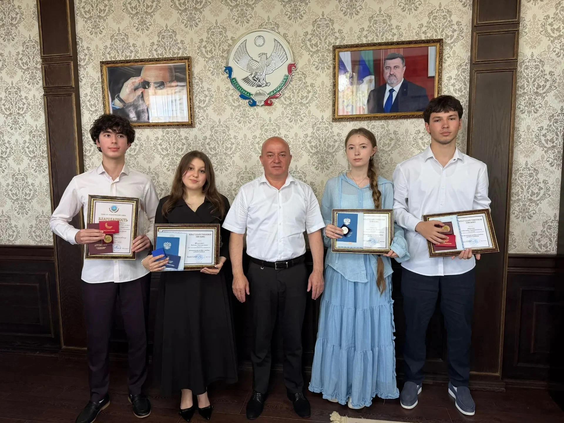 Выпускников-медалистов чествовали в администрации Бабаюртовского района