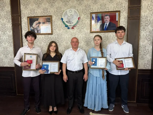 Выпускников-медалистов чествовали в администрации Бабаюртовского района