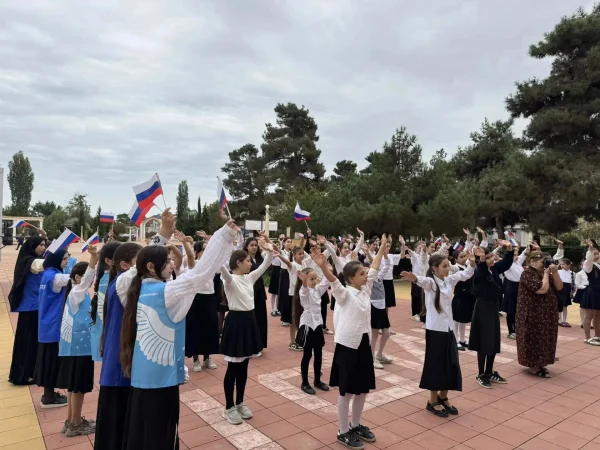 В Каякентском районе прошел патриотический флешмоб ко Дню присоединения к России новых регионов
