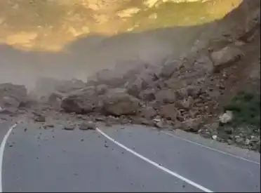 В горах Дагестана кусок скалы сошел на дорогу