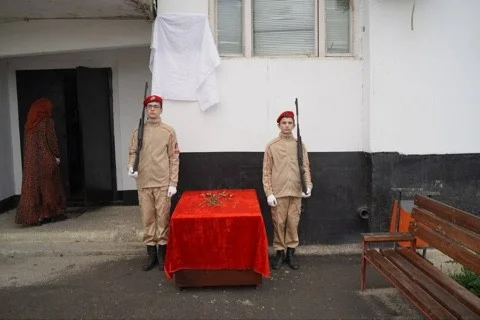 В Кизилюрте на фасадах домов появятся мемориальные плиты с именами героев СВО