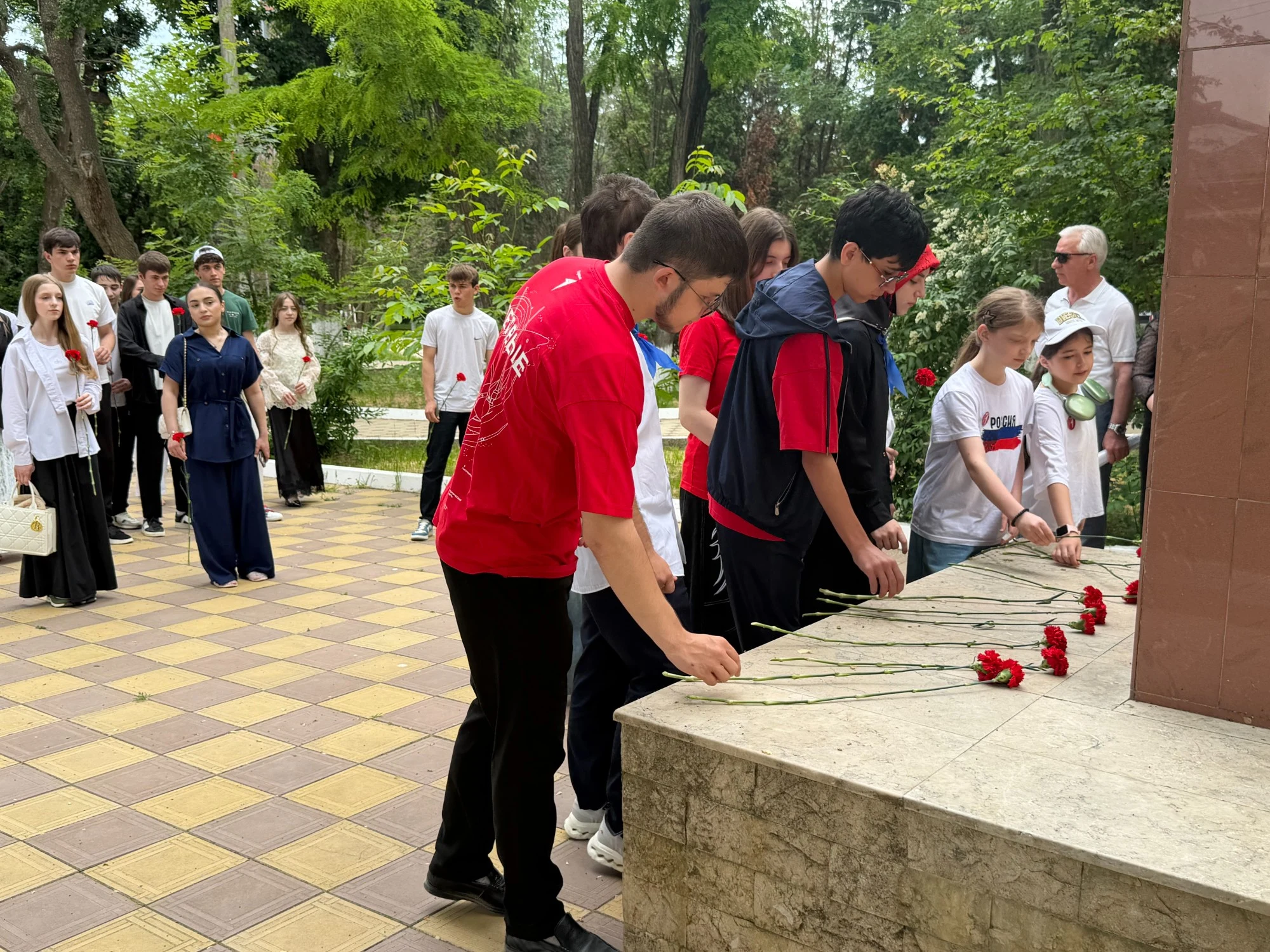 В День России в Буйнакске почтили память защитников Отечества и развернули большой триколор