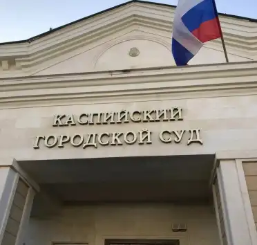 Жительница Каспийска отсудила у Единого оператора 200 тысяч рублей за падение в канализационный люк
