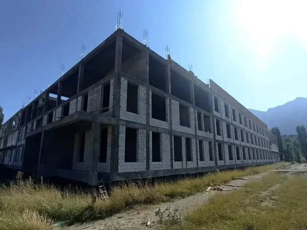 Минстрой: «Строительная готовность новой школы в поселке Шамилькала достигла 35%»