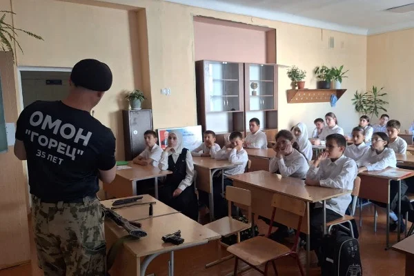 Офицер махачкалинского ОМОН провел урок мужества для школьников росгвардейского класса