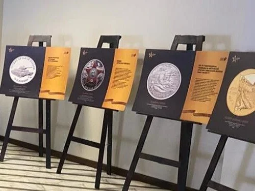 В Махачкале проходит фотовыставка монет «Истории Победы»