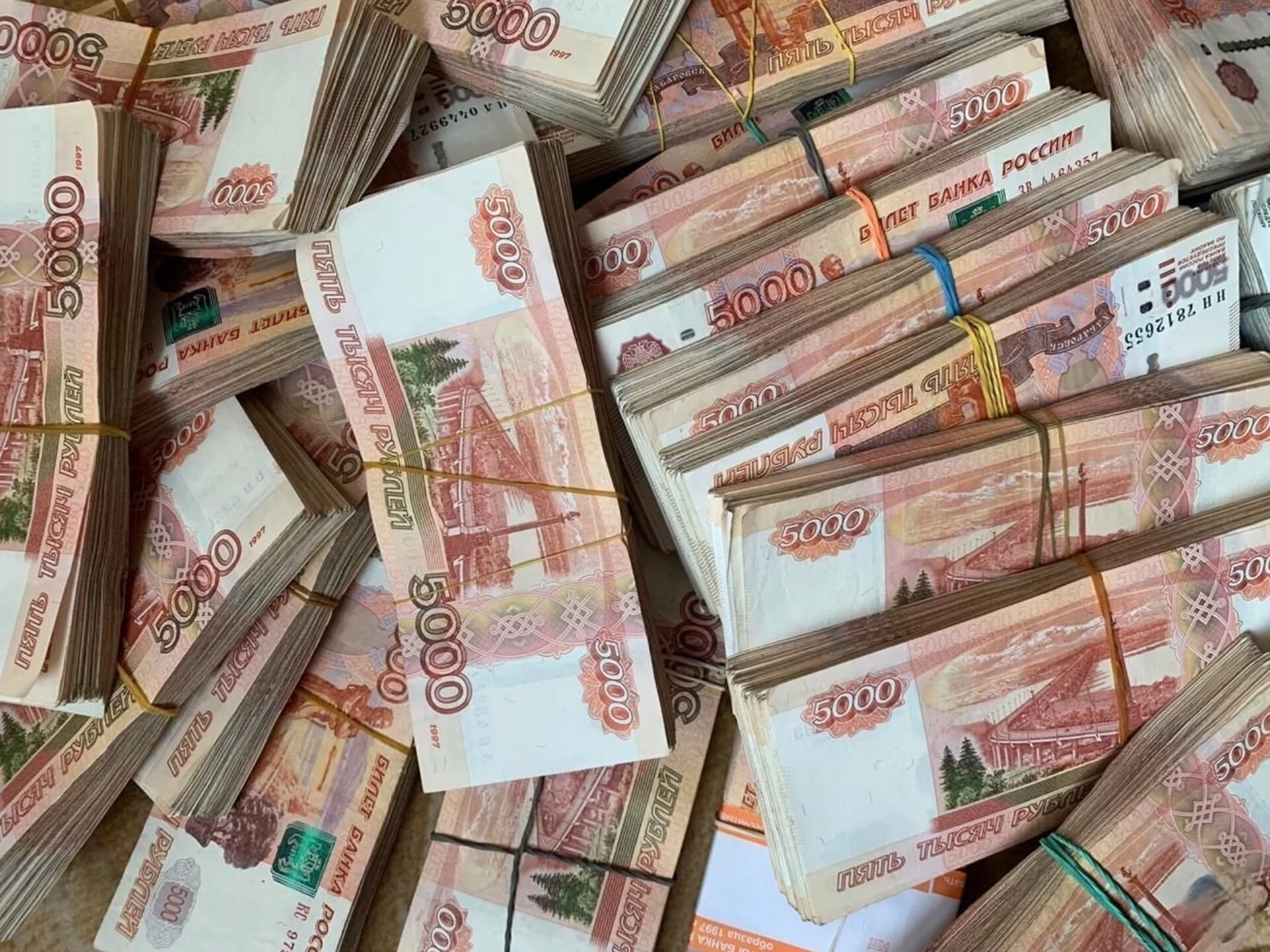 В аэропорту Махачкалы таможенники пресекли незаконный вывоз 22,5 млн рублей в Киргизию