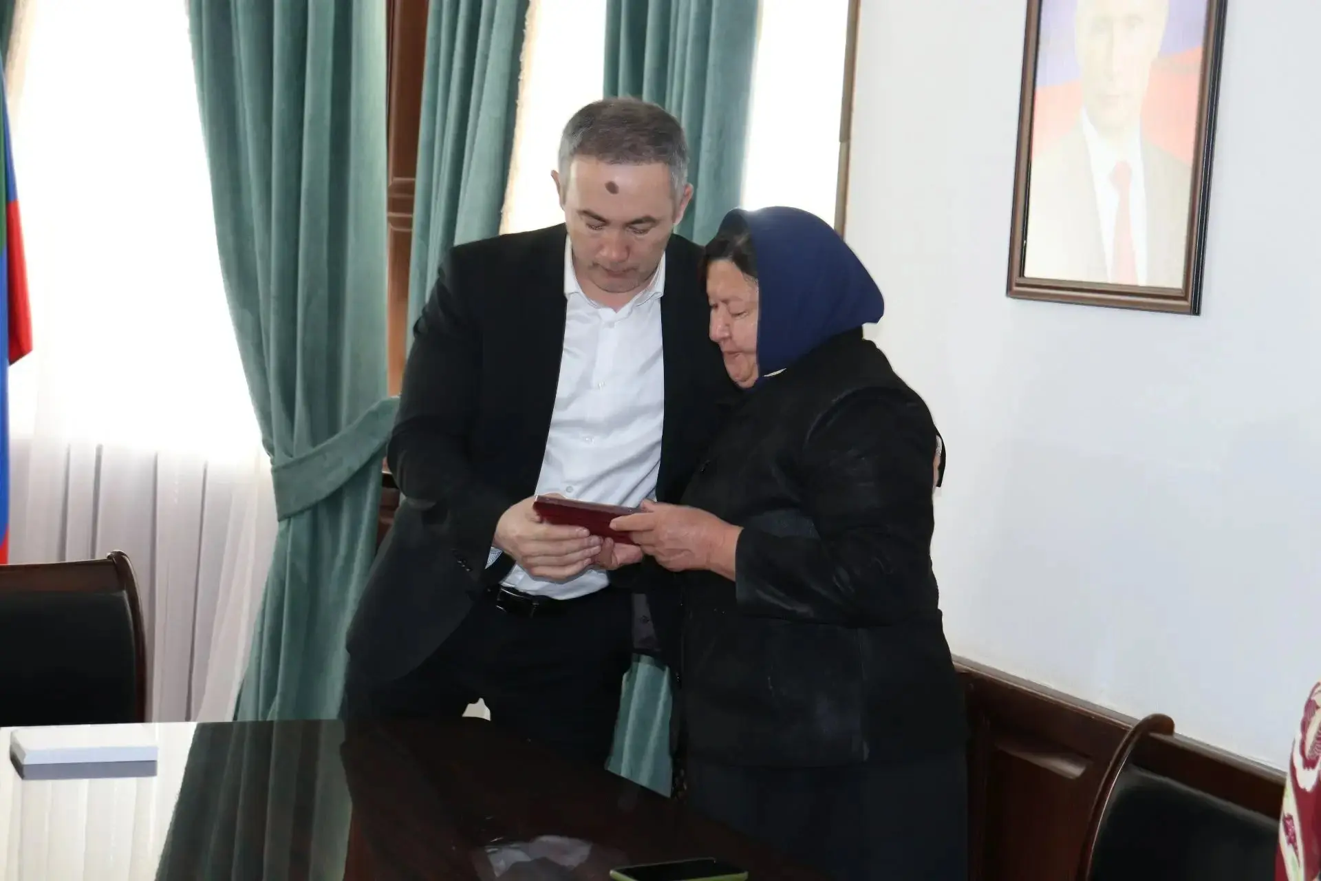 В Ногайском районе вручили медаль «За отвагу» матери погибшего участника СВО