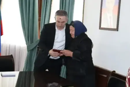 В Ногайском районе вручили медаль «За отвагу» матери погибшего участника СВО