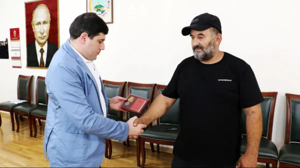 Глава Кайтагского района вручил участнику СВО Закарье Бажаеву медаль Минобороны РФ