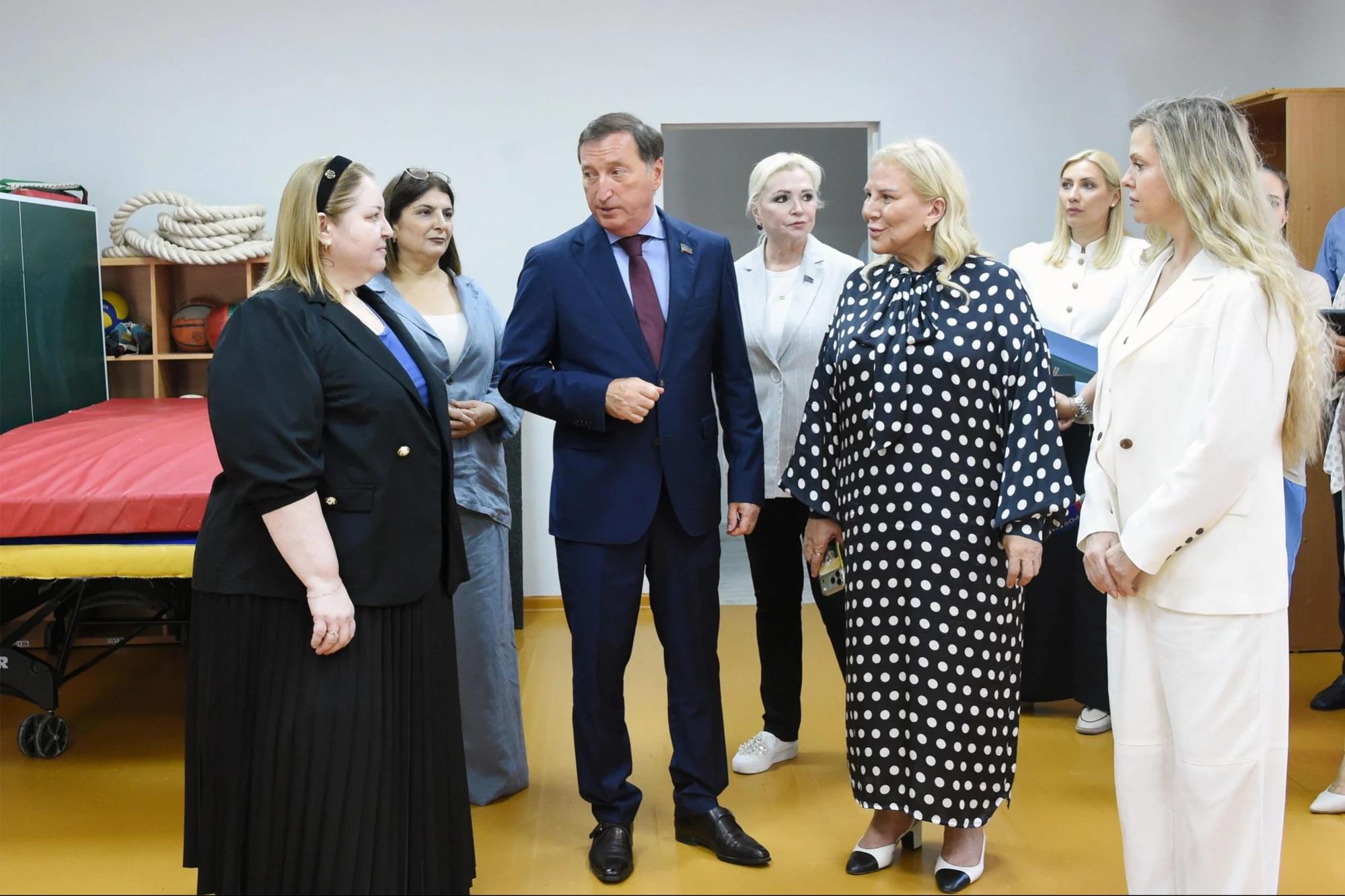 Заур Аскендеров посетил коррекционную школу-интернат для слабослышащих детей