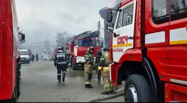 В Буйнакске произошел крупный пожар в двухэтажном здании