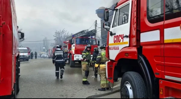 В Буйнакске произошел крупный пожар в двухэтажном здании