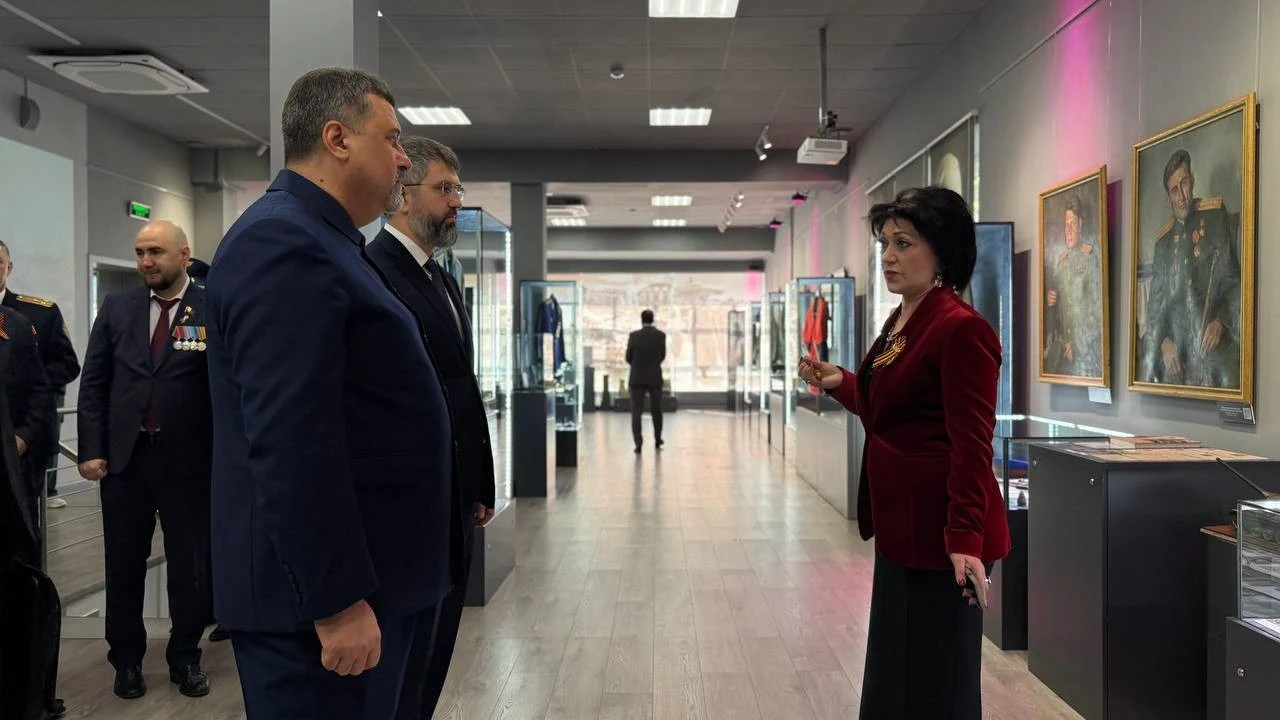 Врио Главы Дагестана посетил обновленный музей боевой славы им. В. В. Макаровой