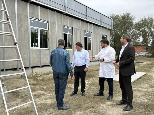 В Тарумовской ЦРБ проверили ход ремонта инфекционного отделения и строительства женской консультации