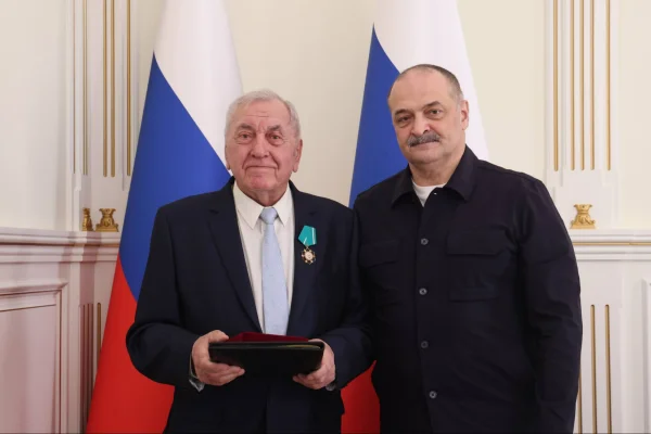 Сергей Меликов наградил профессора Гамида Бучаева орденом Почета Республики Дагестан I степени