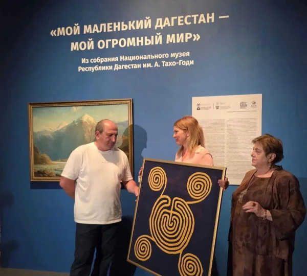 Национальный музей Дагестана передал в дар омскому уникальную кайтагскую вышивку